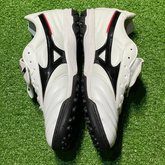 Botas de fútbol Mizuno Morelia Sala Classic TF Society en blanco, negro y rojo